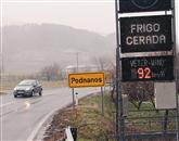 Zaradi burje so omejili promet tako na hitri cesti čez Rebrnice kot na regionalni cesti med Podnanosom in Ajdovščino Foto: Leo Caharija