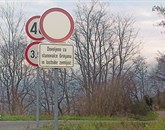 Prometnega znaka ob lokalni cesti med Šmarjami in Grinjanom, ki je pogrel njene uporabnike, od petka ni več Foto: Sandi Ražman