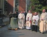Piranski župljani, na čelu z župnikom Zorkom Bajcem (ob zvonu),  so iz nemškega glavnega mesta pripeljali dva nova zvonova za cerkev sv. Jurija 