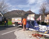 Tablo z dobrodošlico v Kobarid je zrušil tovornjak, ki ga je zaneslo zaradi sunka burje Foto: Neva Blazetič