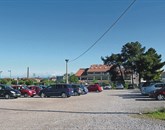 Parkirišče uporabljajo bližnji stanovalci, zaposleni na OŠ Livade, starši učencev pa tudi  otrok  vrtca Livade ter obiskovalci športne dvorane in rekreacijskega parka   Foto: Mirjana Cerin