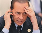 Nekdanji italijanski premier Silvio Berlusconi je danes prispel v dom za ostarele v kraju Cesano Boscone pri Milanu, kjer je začel  družbenokoristno delo Foto: STA