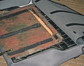 V slovenskem audiju so hrvaški policisti odkrili bunker, v katerem je bilo skritih 12 zavojev heroina, težkih šest kilogramov Foto: Pu Koper