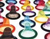 Okužbo najuspešneje prepreči uporaba kondoma pri spolnem odnosu Foto: /