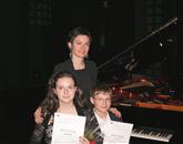 Mlada pianista Vid in Maja Ibic s svojo učiteljico Valentino Češnjevar 