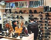 Cene oblačil in obutve so že pred začetkom razprodaj po večini trgovin precej znižane 