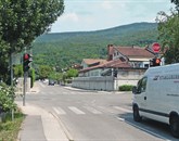 Križišče Vojkove ceste in Ulice Milojke Štrukelj zaradi zidov ni pregledno  Foto: Mitja Marussig