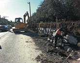 Ob državni cesti skozi Sečo delavci CPK gradijo pločnik 
