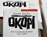 Predsednik SDS Janez Janša je danes predstavil drugo, dopolnjeno izdajo Okopov Foto: STA