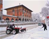 Tako so se delavci  v ponedeljek zjutraj v središču Bistrice spoprijeli  s kupi snega. In ponovno včeraj zgodaj zjutraj. Foto: Tomo Šajn