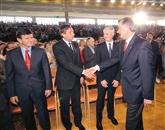 Borut Pahor, ki si je z   Danilo Türkom takole segel v roko na proslavi v Renčah, od predsednika republike  pričakuje, da bo razpisal predčasne volitve  
