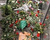 Sožalje so ljudje izražali z rožami pred norveško ambasado v Berlinu (Foto: Reuters) 