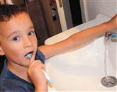Seveda nas skrbi za zdravje otrokovih zob, vendar nas lahko vsakodnevni boji, če se otrok noče umivati, popolnoma izčrpajo Foto: Neva Volarič
