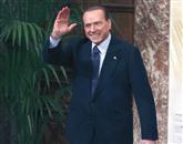 Zdaj že nekdanji italijanski premier Silvio Berlusconi je v sredo - zadnji dan, ko je bil  formalno še na čelu vlade - izdal svojo najnovejšo zgoščenko z ljubezenskimi pesmimi, ki nosi naslov Resnična ljubezen Foto: Tony Gentile