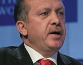 Turški premier Recep Tayyip Erdogan se je v Ankari v zgodnjih urah danes prvič doslej sestal s predstavniki protestnikov, ki so zasedli trg Taksim in park Gezi v Carigradu Foto: Wikimedia.Org