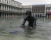V torek zvečer je bila gladina vode na Markovem trgu v Benetkah visoka 45 centimetrov Foto: Reuters