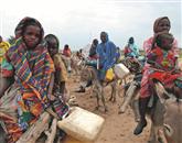 Razseljene sudanske ženske v iskanju vode   Foto: Candace Feit