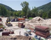Če bodo dobili dovoljenje, bodo kajak center zgradili v bližini modrejske čistilne naprave.  Foto: Neva Blazetič