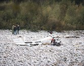 Letalo je na desni breg reke Soče strmoglavilo v četrtek nekaj pred 15. uro, pri tem pa sta se smrtno ponesrečila 27-letni pilot-inštruktor iz Izole in 33-letni potnik iz Ljubljane Foto: Tomi Kanalec