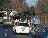 Koncesionarji rednega vzdrževanja državnih cest so danes začeli postavljati še prometno signalizacijo za izmenični enosmerni promet na štirih mostovih, ki so po ocenah direkcije za ceste preveč dotrajani za dvosmerni promet Foto: Simon Maljevac