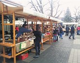 Božična kmečka tržnica v starem delu Ilirske Bistrice je pritegnila 23 ponudnikov   Foto: Tomo Šajn