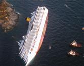 Ladjo Costa Concordia, ki je januarja nasedla ob italijanski obali, bodo znova splavili in jo odvlekli v pristanišče Foto: Stringer/Italy