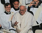 Papež Frančišek pravi, da imajo pravico do krsta vsi, tudi vesoljci 