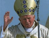 Vatikanska kongregacija za zadeve svetnikov je danes priznala drugi čudež Janeza Pavla II. Za razglasitev pokojnega papeža za svetnika je zdaj potreben zgolj še podpis papeža Frančiška. Foto: Arhiv Pn