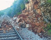 Ekipe Slovenskih železnic so razstrelile večje skale, ki so padle na progo Foto: Dokumentacija Sž