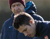 Trener Arsenala  Arsene Wenger na treningu pred današnjko tekmo opazuje  Robin Van Persieja Foto: Reuters