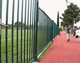 Vrata obnovljenih igrišč so zaklenjena tudi podnevi, odprejo jih le za nogometaše kluba in organizirane skupine, ki najamejo igrišče Foto: Tomaž Primožič/Fpa
