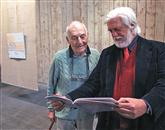 86-letni    Vladimir Makuc, ki  je še sveži katalog prelistal z direktorjem Obalnih galerij Tonijem Biloslavom Foto: Andraž Gombač