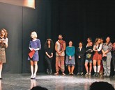 Anita Kravos z mladimi slovenskimi in italijanskimi gledališkimi ustvarjalci na novogoriški gimnaziji Foto: Klavdija Figelj
