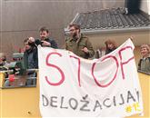 20 članov gibanja 15o je prišlo izrazit svojo podporo družini Vaskrsić Foto: Tamino Petelinšek/Sta