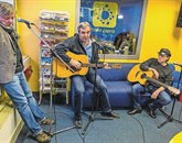Slavko Ivančić, Ladi Mljač in Zdenko Cotič med jutranjim gostovanjem v radijskem studiu   Foto: Jaka Ivancic