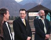 Minister Černač (v sredini) si je skupaj z Mlekužem (levo) in spremstvom ogledal, kje bodo tekla dela na  bovškem letališču   