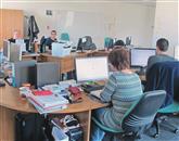 Sproščeno vzdušje v pisarni RRC spodbuja mlade tudi k povezovanju in medsebojni pomoči Foto: Ilona Dolenc