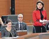 Premierka Alenka Bratušek se strinja, da se  sodni postopki, povezani z odvzemom nezakonito pridobljenega  premoženja, vlečejo predolgo Foto: STA