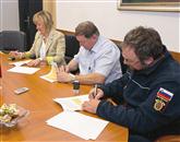 Župan Jernej Verbič (na fotografiji v sredini) je s podpredsednikom postojnskega prostovoljnega gasilskega društva Andrejem Perkom (desno) in direktorico podjetja Vebo Marjetko Geržina podpisal pogodbo za nabavo novega gasilskega vozila,  199.480 evrov vredne avtocisterne 