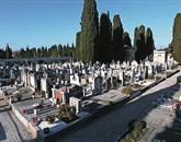Občani in drugi, ki bodo 31. oktobra ter 1. in 2. novembra obiskali izolsko pokopališče, bodo lahko brezplačno parkirali na parkirišču pri ladjedelnici Foto: Zdravko Primožič/Fpa