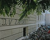 Pred današnjim sojenjem se je na pročelju ljubljanske sodne stavbe pojavil grafit z vsebino JJ kriminalec - v zapor z njim, ki pa so ga  že prebelili 