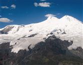 Elbrus z velikim ledenikom (v ozadju desno) Foto: Lidija Vončina