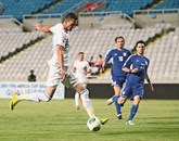 Milivoje Novaković (z žogo) je v 12. minuti načel ciprsko mrežo Foto: Primož Lovrič