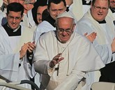 Papež Frančišek je danes podpisal odlok, ki zaostruje kazenske sankcije v primeru zlorabe otrok v Vatikanu Foto: STA