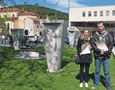 Špela Šedivy in Matej Župec sta si kipe ne le zamislila, temveč sta jih tudi izklesala    Foto: Marica Uršič Zupan