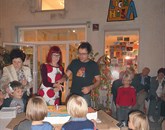 Desetletnice Lične hiše, ki sta jo Polona in David Ličen pospremila s torto,   so se udeležili številni ljubitelji ustvarjalnosti  