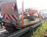 Italijanski voznik tovornjaka je zadel v zadnji del tovornega vozila Darsa, na katerem sta stala dva delavca. 32-letnik iz Pivke se je huje poškodoval. Foto: Pgd Postojna