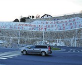 Grafit na podpornem zidu nad križiščem na Moletu pri Kopru v ruščini  sporoča, da je ideja Svobodnega tržaškega ozemlja še živa Foto: Tomaž Primožič/Fpa