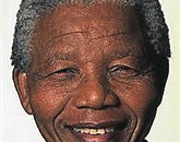 Bivši južnoafriški predsednik Nelson Mandela v bolnišnici diha s pomočjo aparatov 