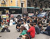 Protest se je zaklučil s “sit-inom” na trgu Svobode Foto: Francesco Bruni